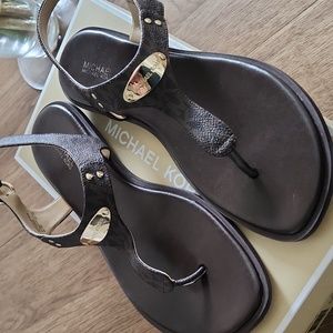 MICHAEL MICHAEL KORS Signature Logo Plate Flat Thong Sandals